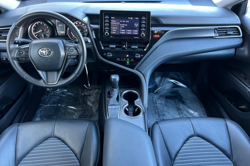 Toyota Camry Vehicle Full-screen Gallery Image 13