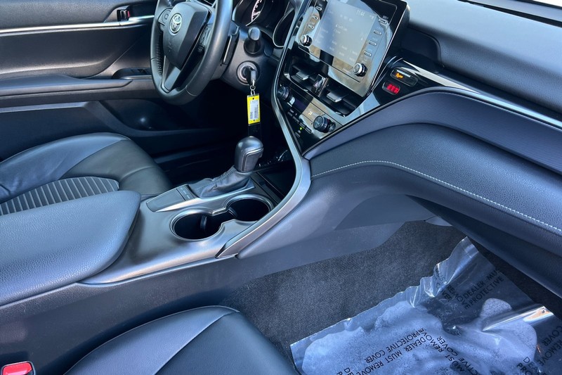 Toyota Camry Vehicle Full-screen Gallery Image 15