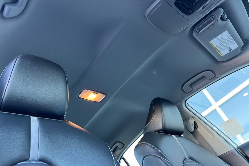 Toyota Camry Vehicle Full-screen Gallery Image 16