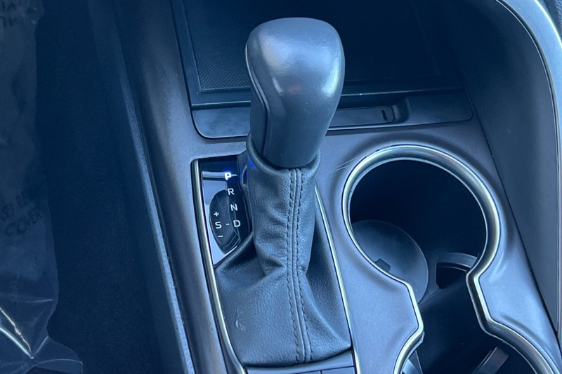 Toyota Camry Vehicle Full-screen Gallery Image 20