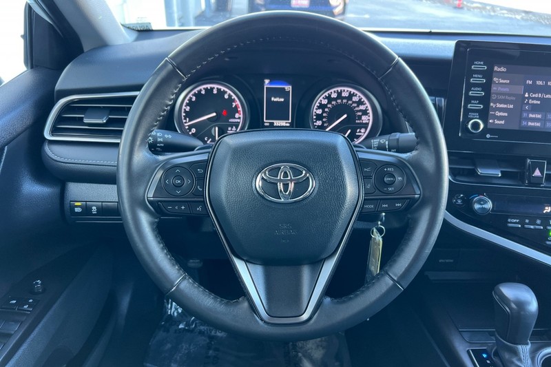 Toyota Camry Vehicle Full-screen Gallery Image 21