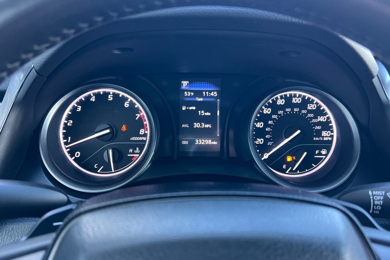 Toyota Camry Vehicle Full-screen Gallery Image 22