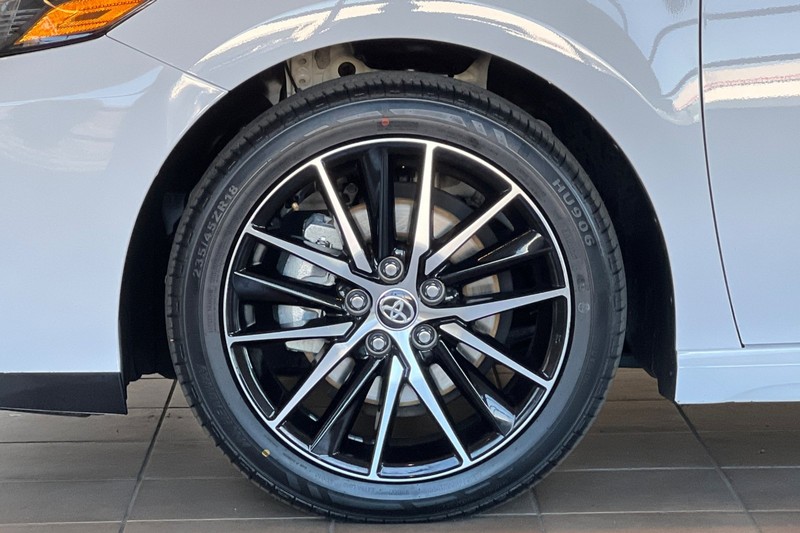 Toyota Camry Vehicle Full-screen Gallery Image 24