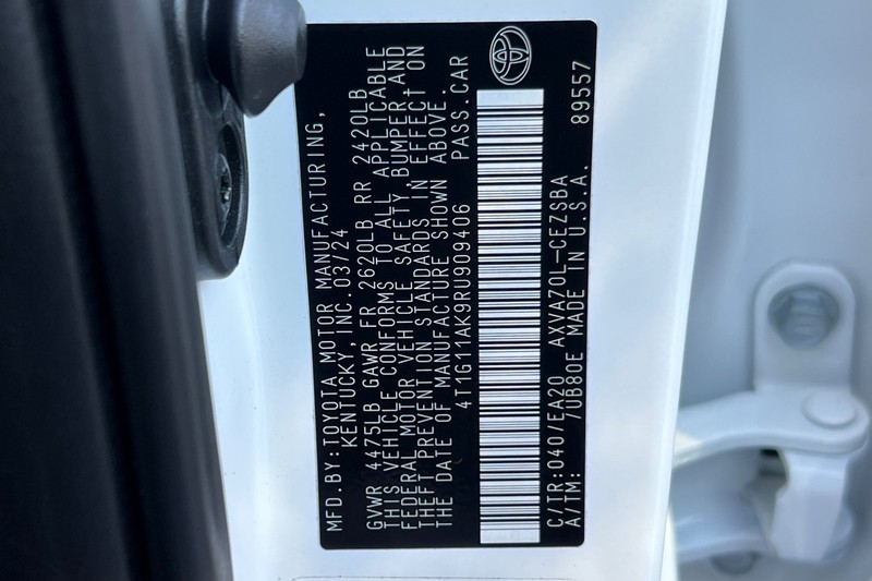 Toyota Camry Vehicle Full-screen Gallery Image 27