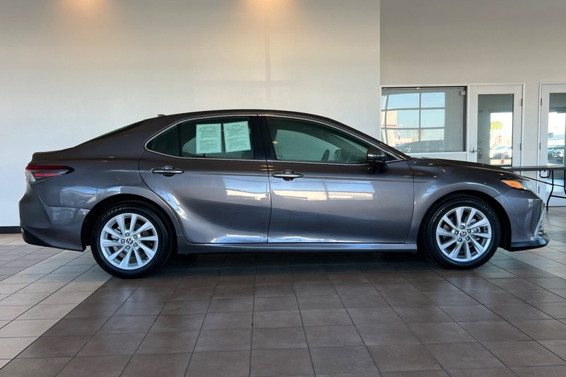 Toyota Camry Vehicle Full-screen Gallery Image 03