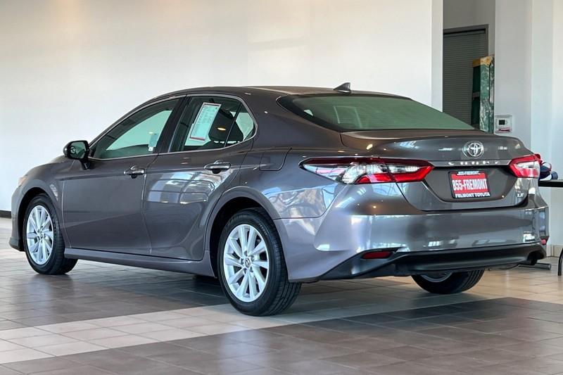 Toyota Camry Vehicle Full-screen Gallery Image 06