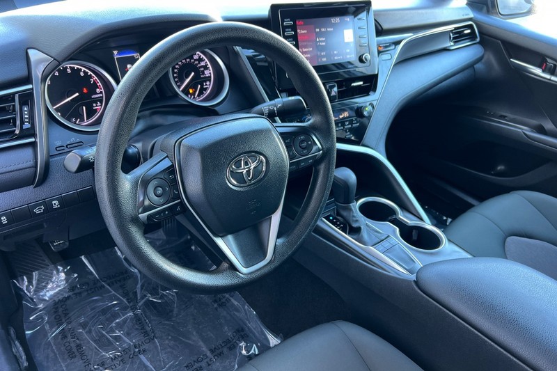 Toyota Camry Vehicle Full-screen Gallery Image 10
