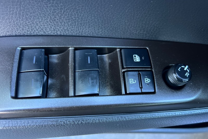 Toyota Camry Vehicle Full-screen Gallery Image 11