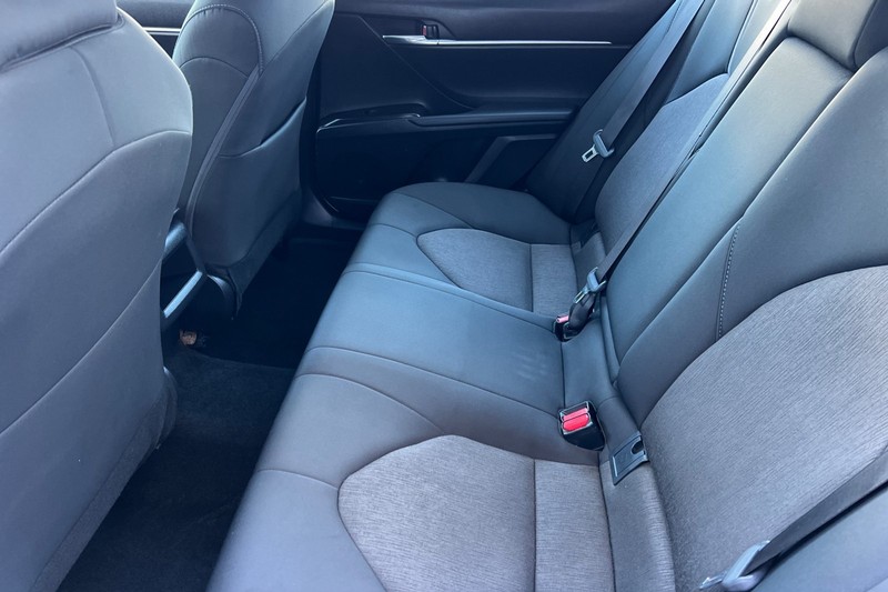 Toyota Camry Vehicle Full-screen Gallery Image 12