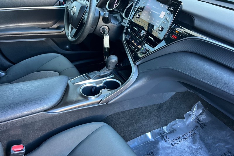 Toyota Camry Vehicle Full-screen Gallery Image 15