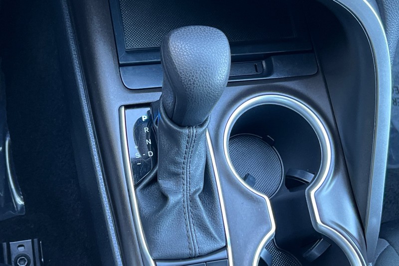 Toyota Camry Vehicle Full-screen Gallery Image 20