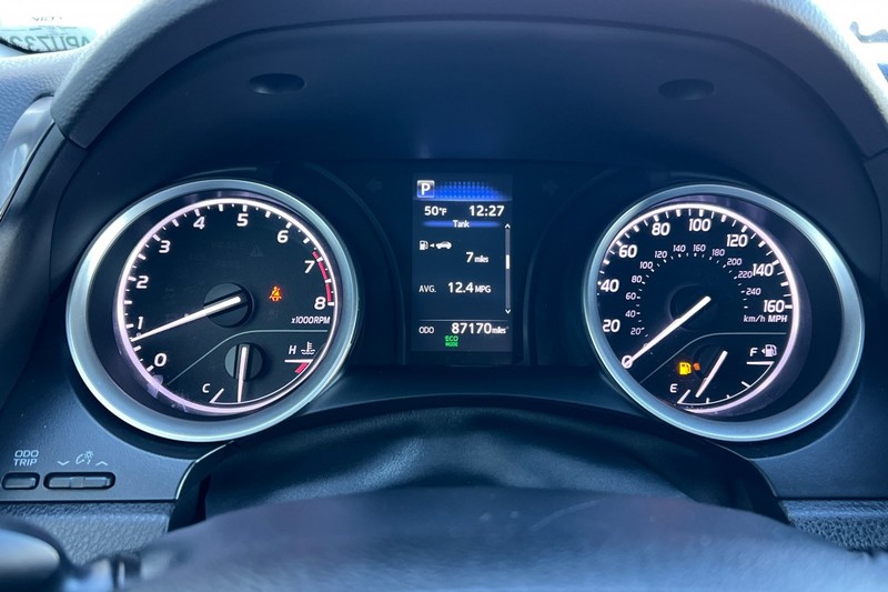 Toyota Camry Vehicle Full-screen Gallery Image 22