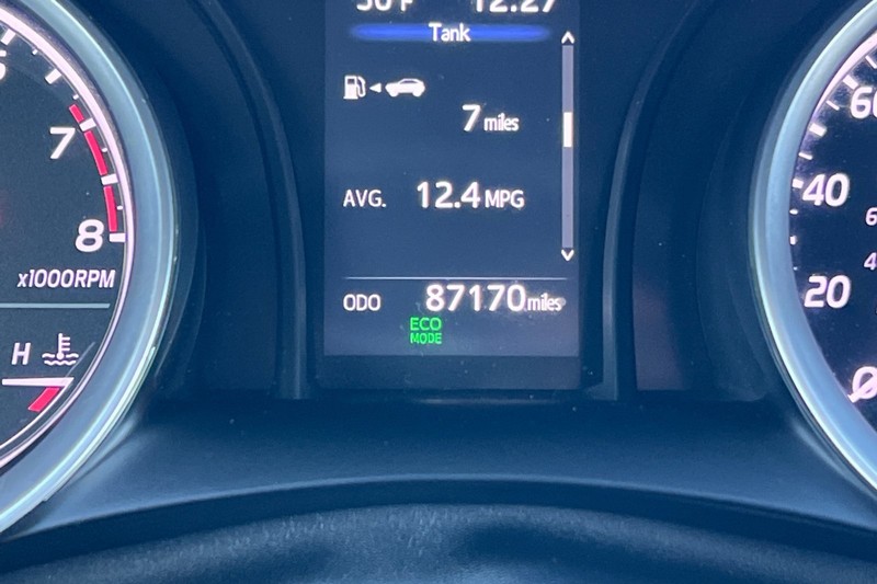 Toyota Camry Vehicle Full-screen Gallery Image 23