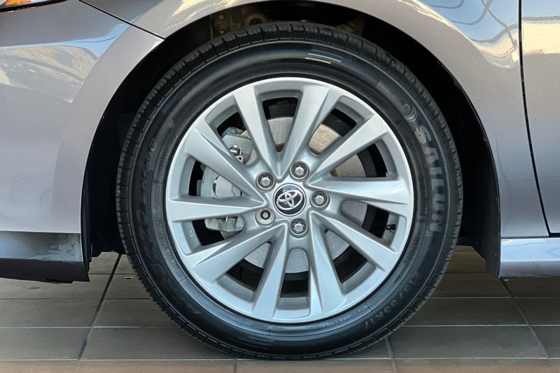 Toyota Camry Vehicle Full-screen Gallery Image 24
