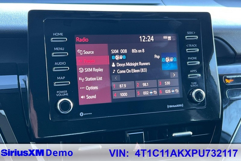 Toyota Camry Vehicle Full-screen Gallery Image 26
