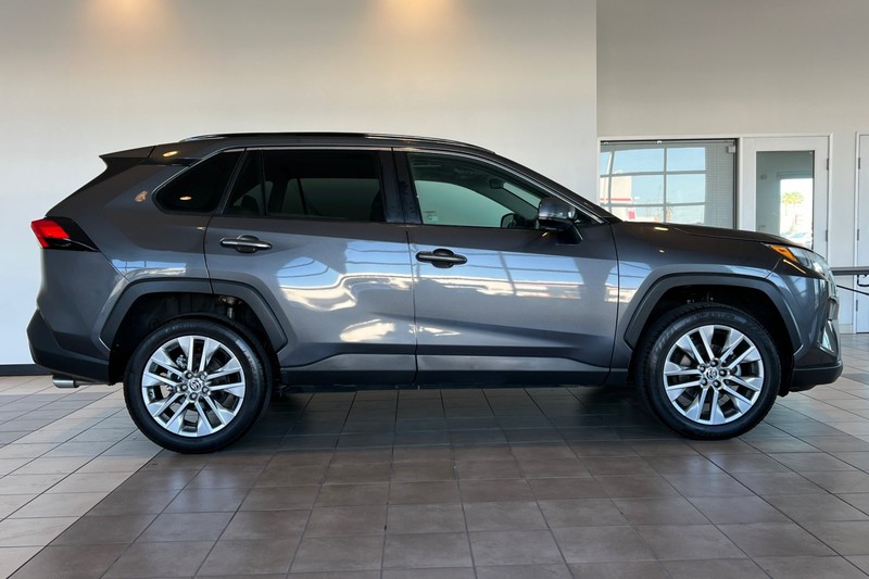 Toyota RAV4 Vehicle Full-screen Gallery Image 03