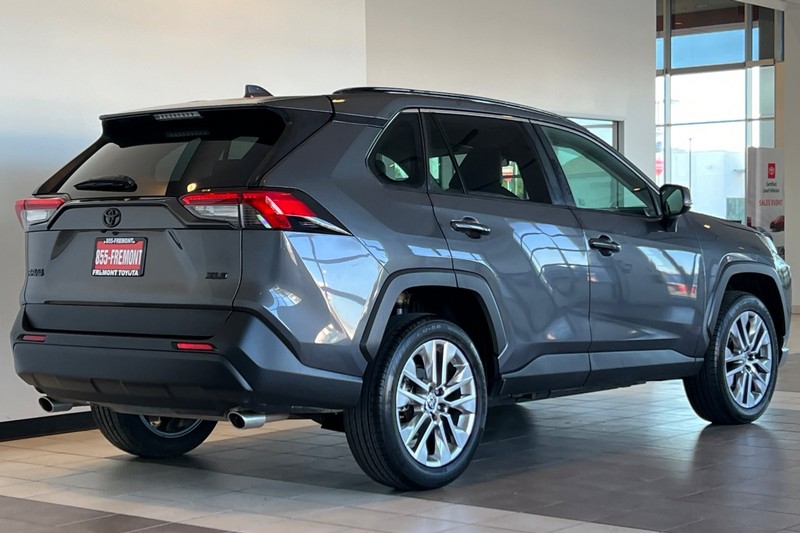 Toyota RAV4 Vehicle Full-screen Gallery Image 04