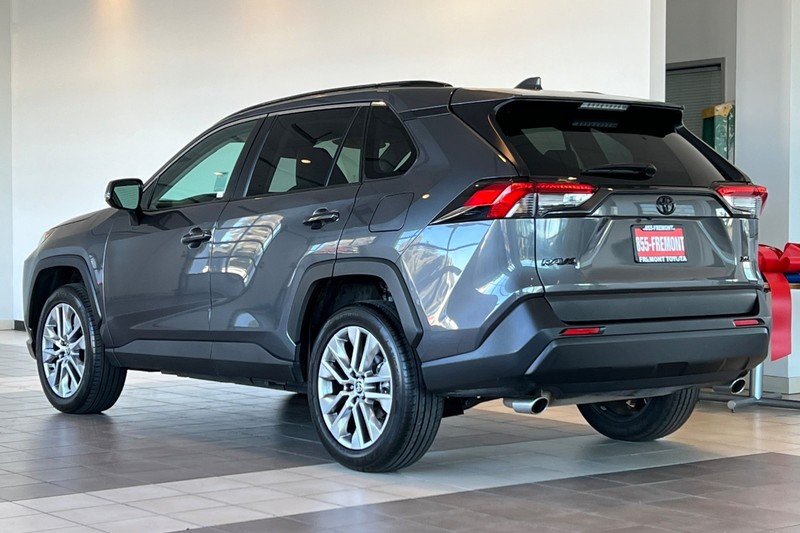 Toyota RAV4 Vehicle Full-screen Gallery Image 06