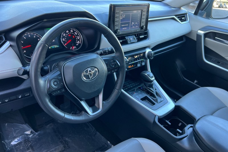 Toyota RAV4 Vehicle Full-screen Gallery Image 10