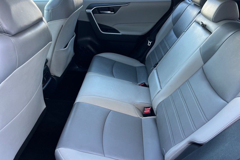 Toyota RAV4 Vehicle Full-screen Gallery Image 12