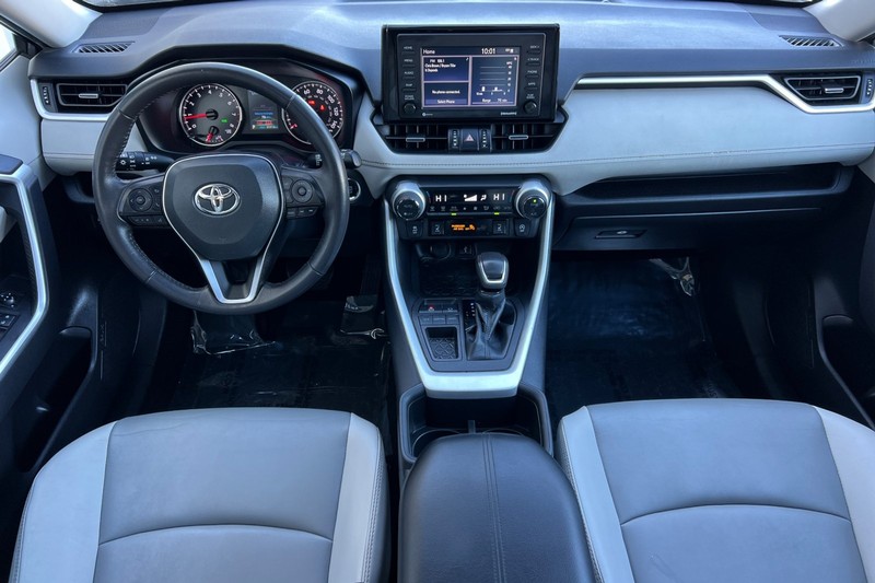 Toyota RAV4 Vehicle Full-screen Gallery Image 13
