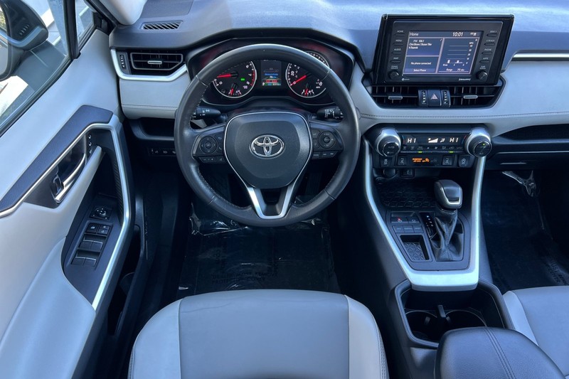Toyota RAV4 Vehicle Full-screen Gallery Image 14