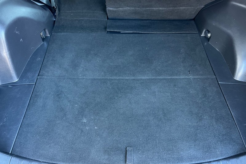 Toyota RAV4 Vehicle Full-screen Gallery Image 15