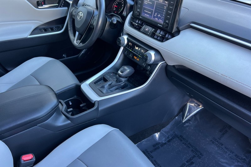 Toyota RAV4 Vehicle Full-screen Gallery Image 16