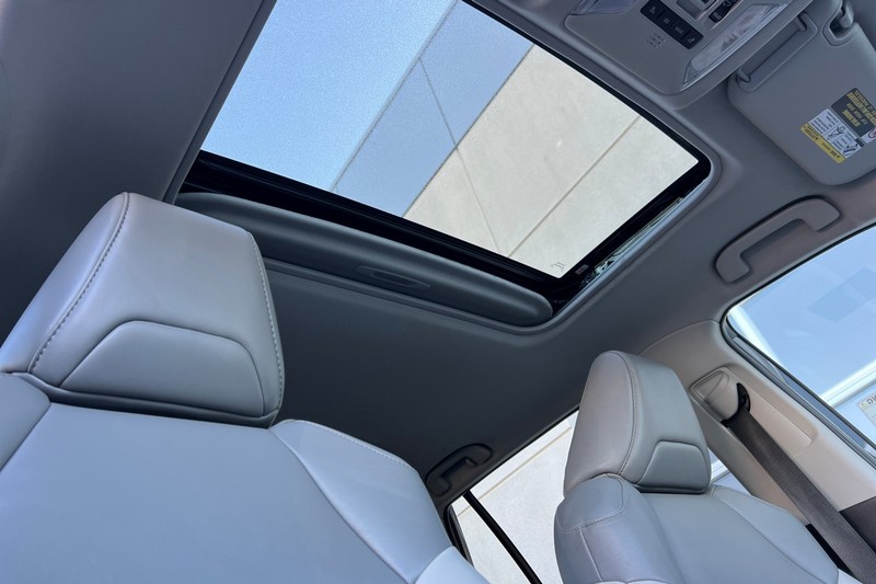 Toyota RAV4 Vehicle Full-screen Gallery Image 17