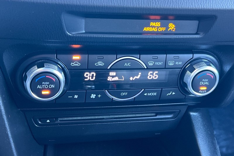 Mazda Mazda3 Sedan Vehicle Full-screen Gallery Image 20