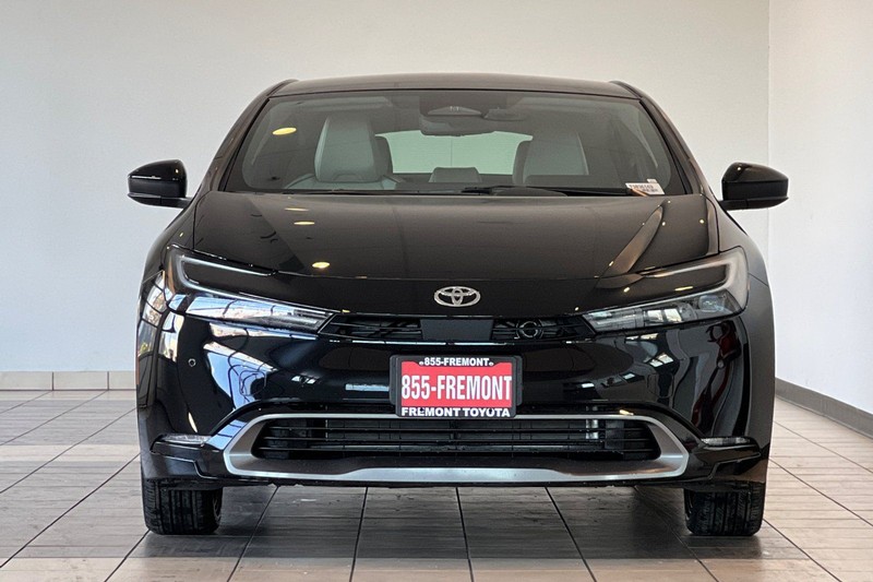 Toyota Prius Vehicle Full-screen Gallery Image 03