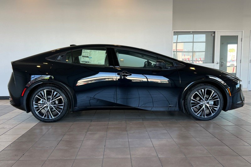 Toyota Prius Vehicle Full-screen Gallery Image 04