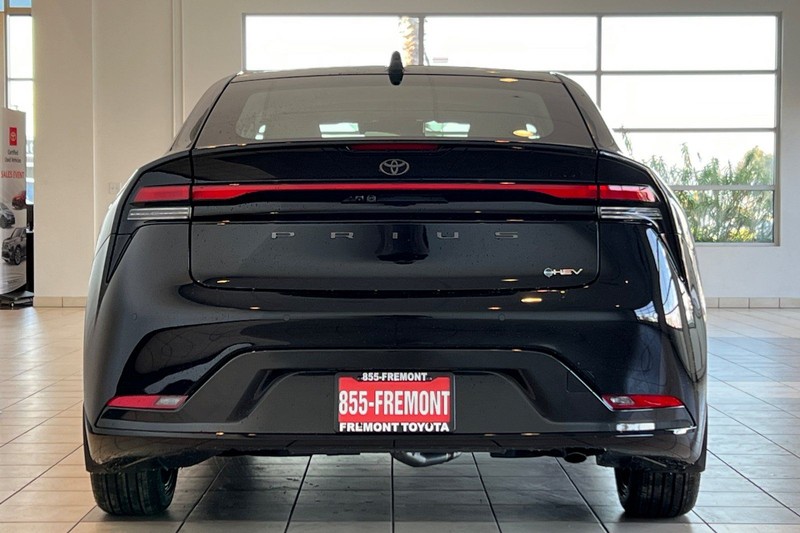 Toyota Prius Vehicle Full-screen Gallery Image 06