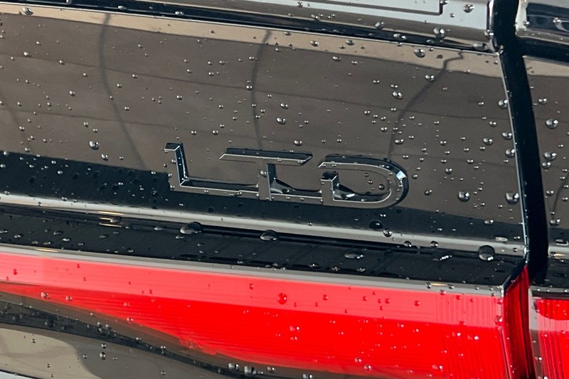 Toyota Prius Vehicle Full-screen Gallery Image 07