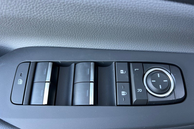 Toyota Prius Vehicle Full-screen Gallery Image 09