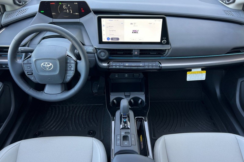 Toyota Prius Vehicle Full-screen Gallery Image 11
