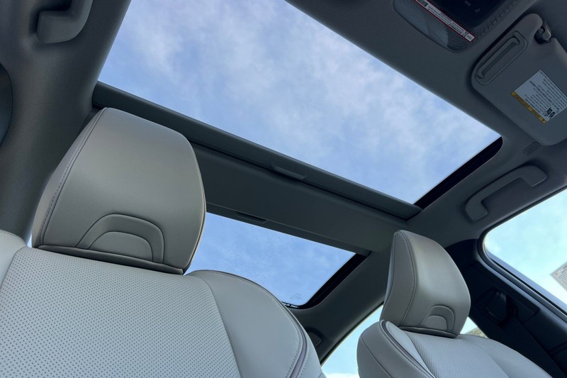 Toyota Prius Vehicle Full-screen Gallery Image 15