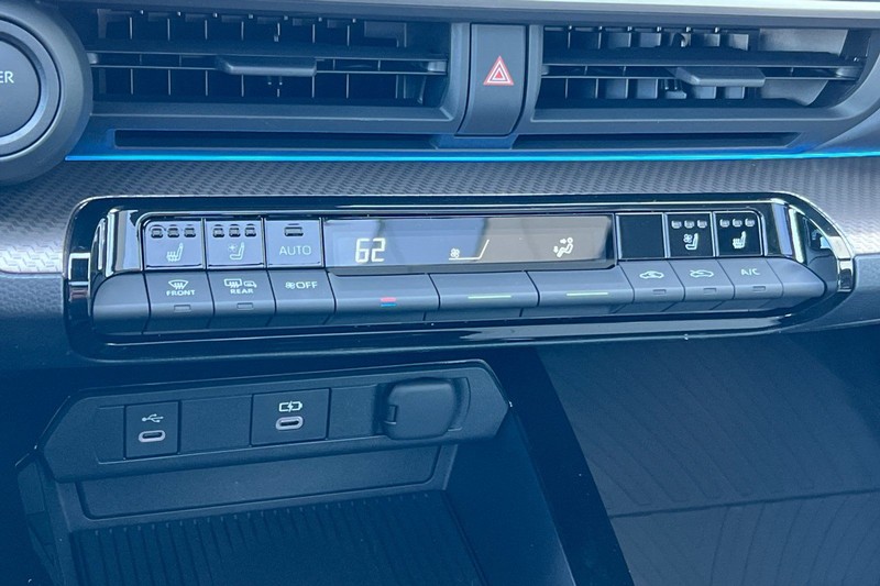 Toyota Prius Vehicle Full-screen Gallery Image 18