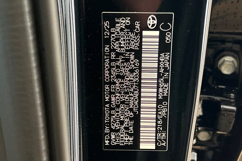 Toyota Prius Vehicle Full-screen Gallery Image 23