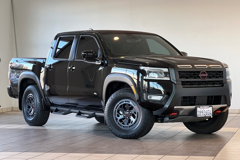 Nissan Frontier Vehicle Full-screen Gallery Image 02