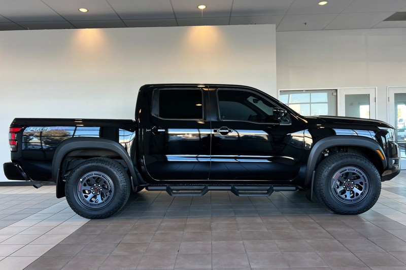 Nissan Frontier Vehicle Full-screen Gallery Image 03