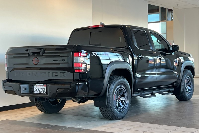 Nissan Frontier Vehicle Full-screen Gallery Image 04