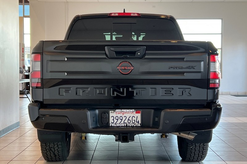 Nissan Frontier Vehicle Full-screen Gallery Image 05