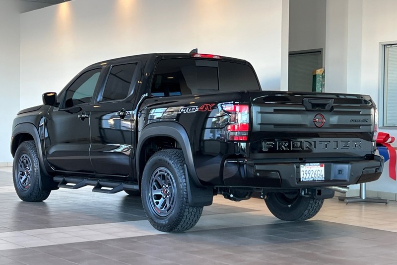 Nissan Frontier Vehicle Full-screen Gallery Image 06