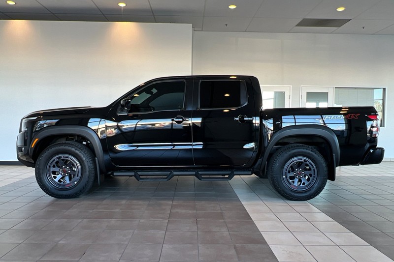 Nissan Frontier Vehicle Full-screen Gallery Image 07