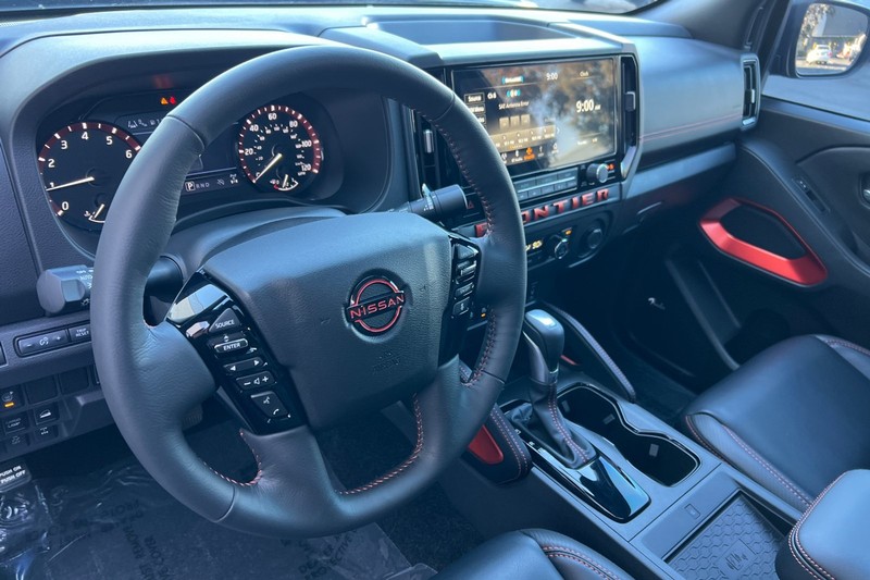 Nissan Frontier Vehicle Full-screen Gallery Image 10