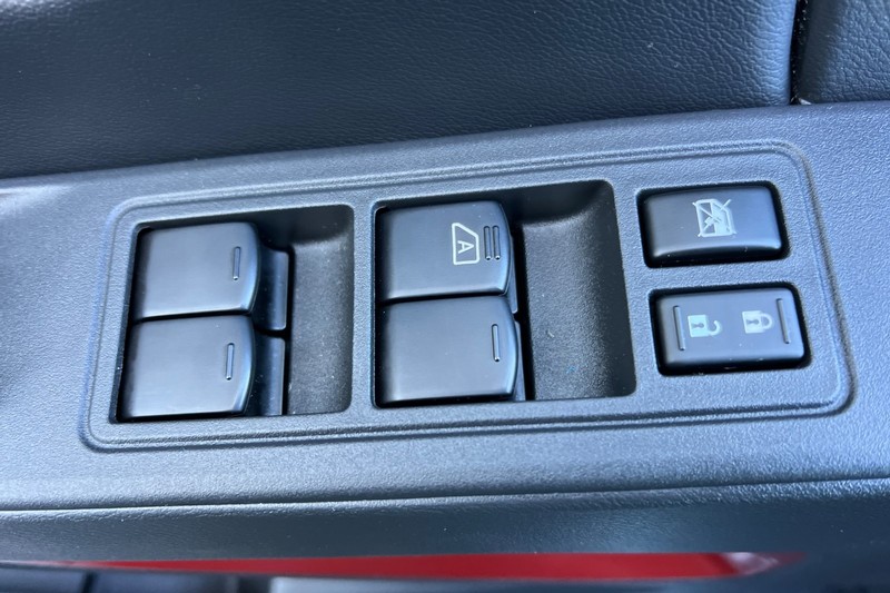 Nissan Frontier Vehicle Full-screen Gallery Image 11