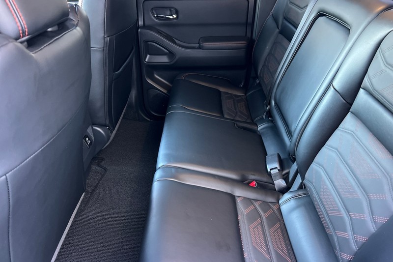 Nissan Frontier Vehicle Full-screen Gallery Image 12