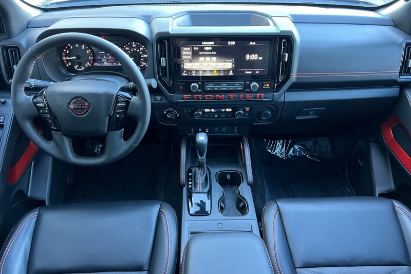 Nissan Frontier Vehicle Full-screen Gallery Image 13