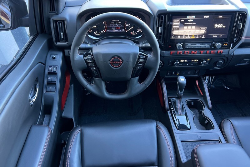 Nissan Frontier Vehicle Full-screen Gallery Image 14